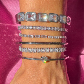 <a href='https://www.instagram.com/p/Cxp0Qt9oV38/'>Make your own set????#hadragirl #hadra_jewels #cuffbracelet #crystalbracelet</a>