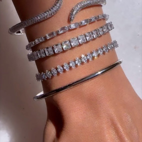 <a href='https://www.instagram.com/reel/Cs3jUv4IvGF/'>Can’t decide ❤️#hadra_jewels #hadragirl #braceletlover #crystalbracelet #cuffbracelet</a>