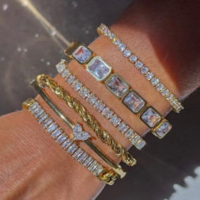 <a href='https://www.instagram.com/p/CxXxYd0rH-s/'>Crystals in all sizes and shapes ????#hadragirl #hadra_jewels #braceletoftheday #braceletlover</a>