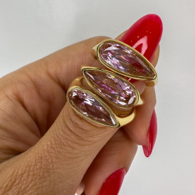 <a href='https://www.instagram.com/p/CxsWLHooIbW/'>Pink crystal in gold base ????#hadragirl #hadra_jewels #solitairering #crystalrings</a>