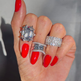 <a href='https://www.instagram.com/p/CxiEH8lI1VS/'>Crystals and red nails for autumn ????#hadragirl #hadra_jewels #rednails #crystaljewelry</a>