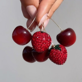 <a href='https://www.instagram.com/reel/C6LzvV-opkd/'>Your fruit punch is ready babe ????#hadragirl #hadra_jewels #cherryearrings #strawberryearrings</a>