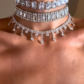 <a href='https://www.instagram.com/p/C3aPAego67I/'>Head turners✨#hadragirl #hadra_jewels #chokernecklace #necklaceset #crystalchoker #necklacejewelry</a>